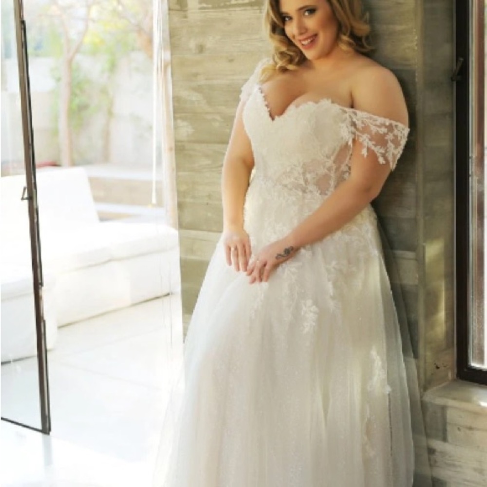 Studio Levana Shiran Off-the-shoulder Sweetheart A line Wedding dress in Ivory